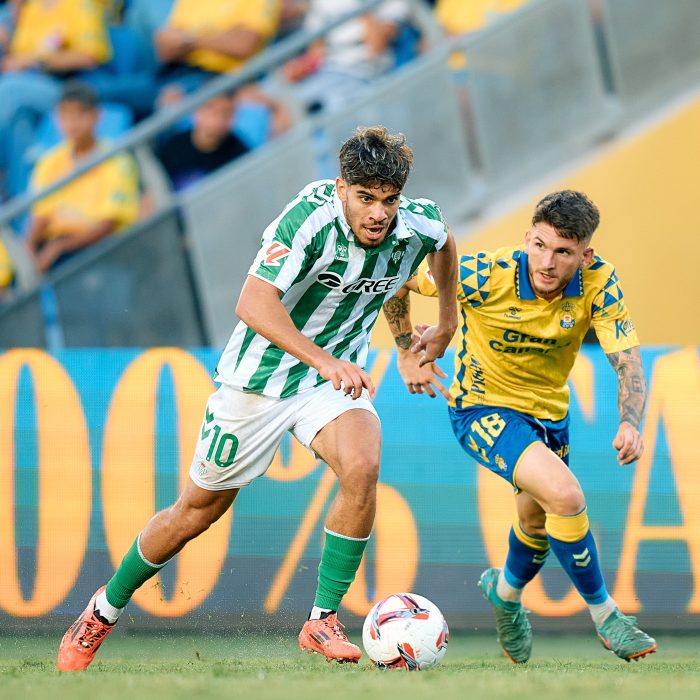 Abde con el balón junto a Viti.