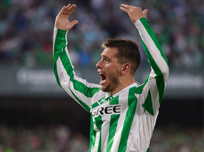 Gio Lo Celso celebrando el gol con el público.