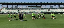 Los jugadores del Real Betis en el entramiento de hoy.