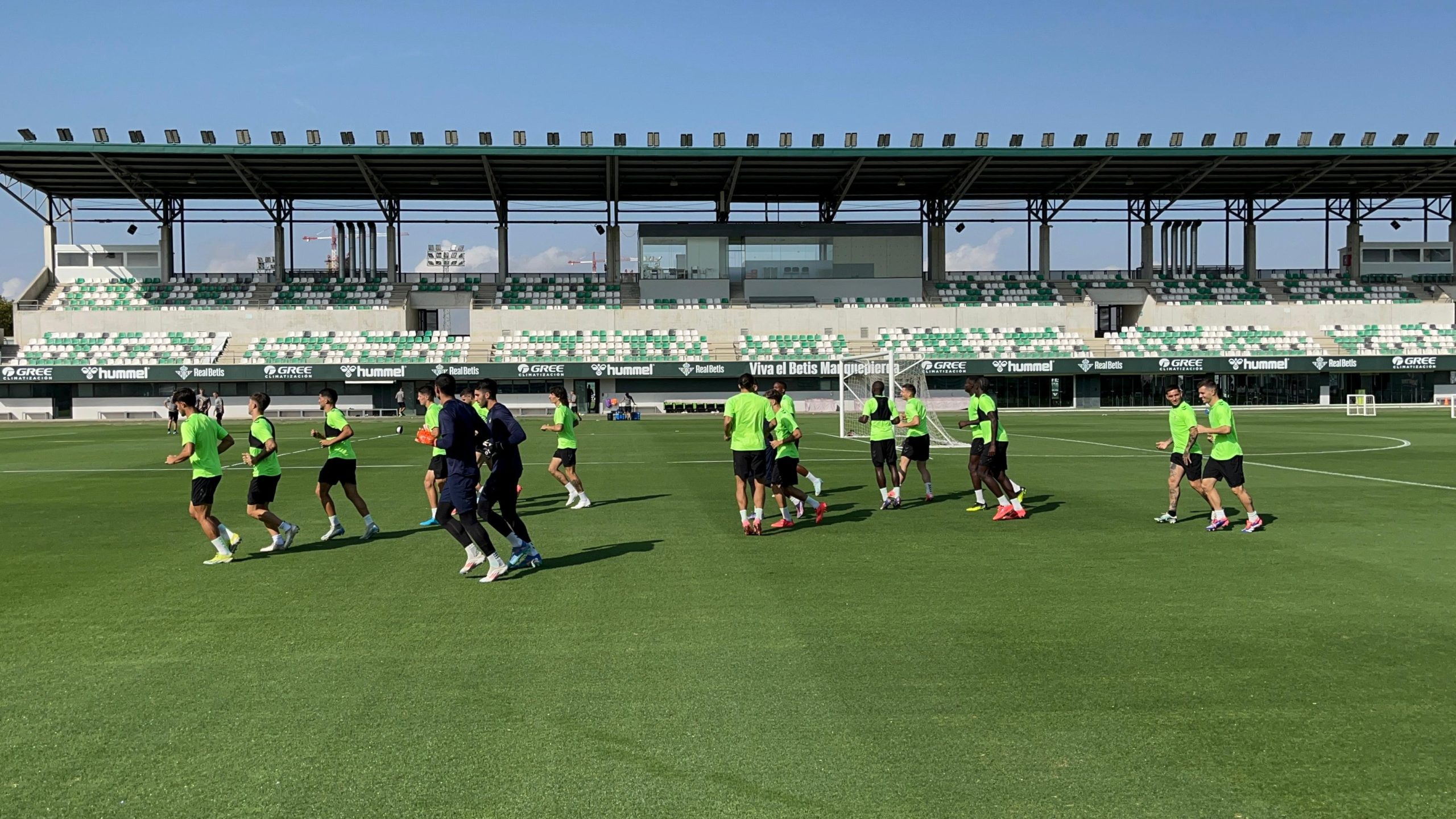 Los jugadores del Real Betis en el entramiento de hoy.